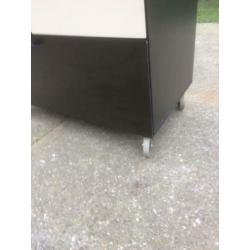 houten archiefkast op wielen