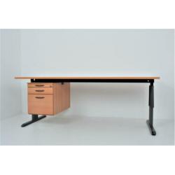 Partij Beuken bureau's met ladeblok €150,- ex 200x90cm