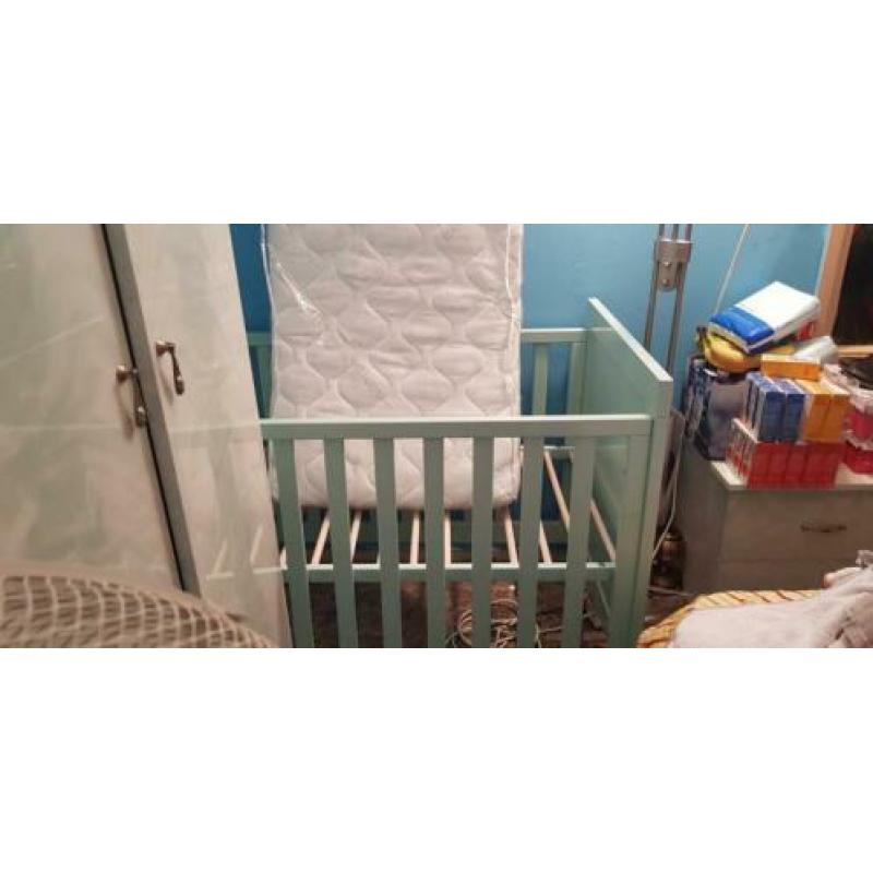 Baby ledikant met nieuwe ongebruikte matras