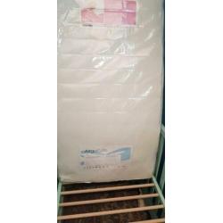 Baby ledikant met nieuwe ongebruikte matras