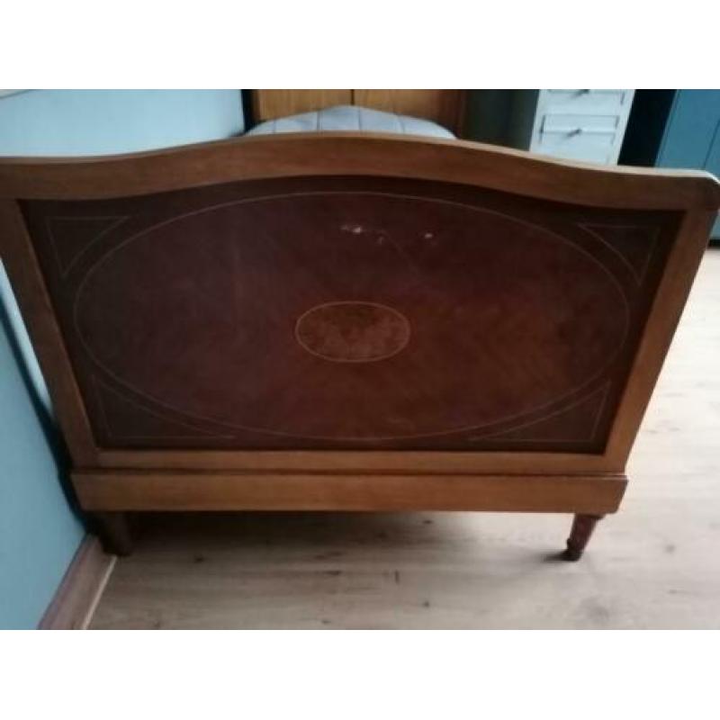 Eenpersoons bed uit grootmoederstijd