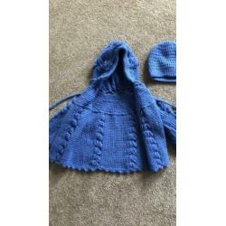 Prachtig gebreid vestje + mutsje Newborn