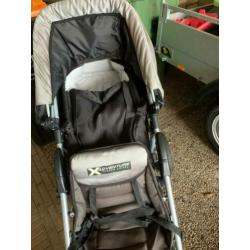 Duokinderwagen, een babynestje en zitje