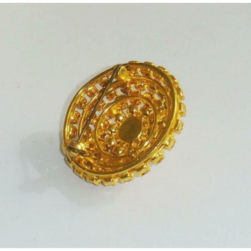 Sierlijke broche met swarovski kristallen.