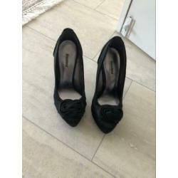Zwarte en goude pumps