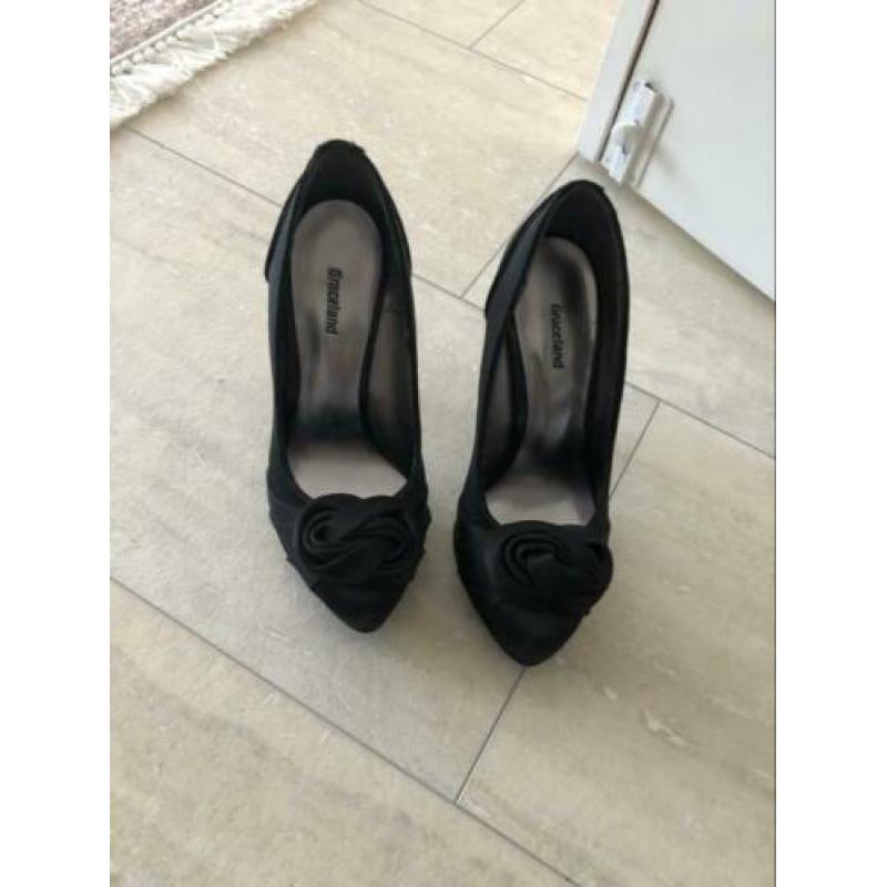 Zwarte en goude pumps