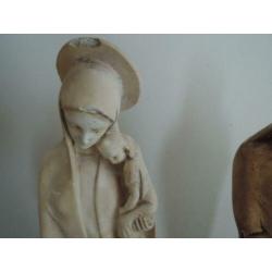 Twee dezelfde grote Mariabeelden
