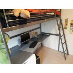 Hoogslaper IKEA-Svärta met bureaublad i.z.g.st.