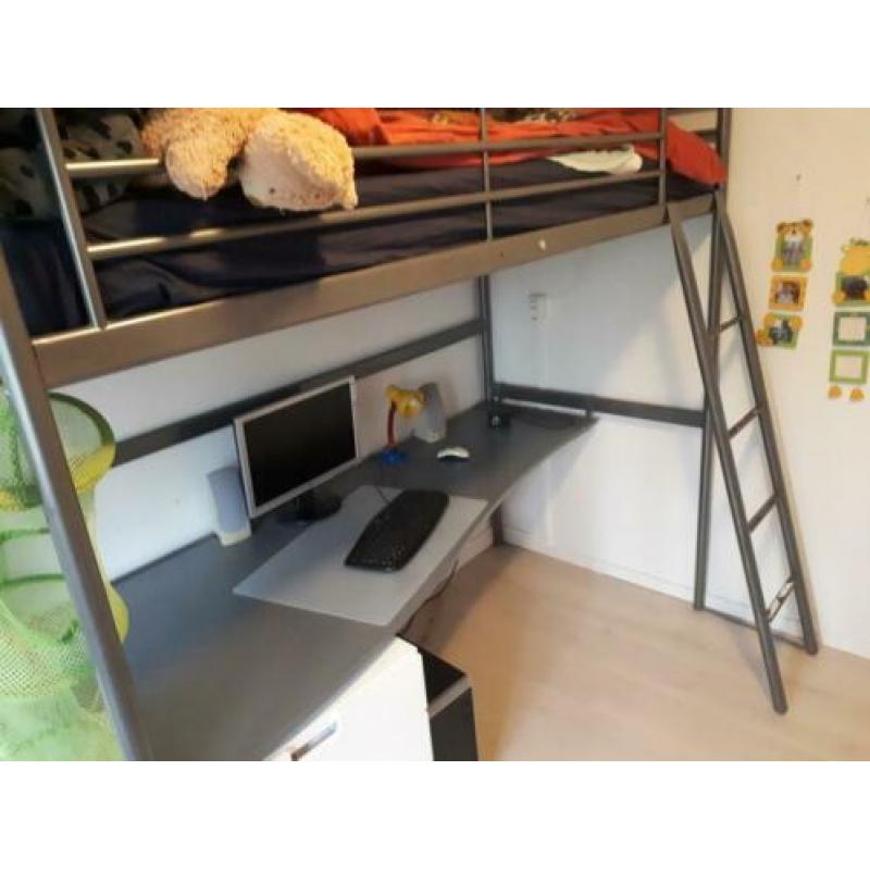 Hoogslaper IKEA-Svärta met bureaublad i.z.g.st.