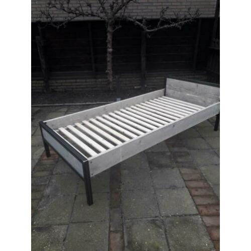 Industrieel kinderbed met steigerhout old look