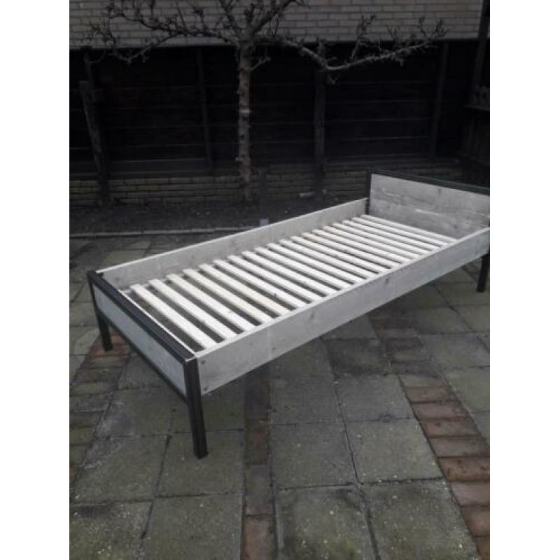 Industrieel kinderbed met steigerhout old look