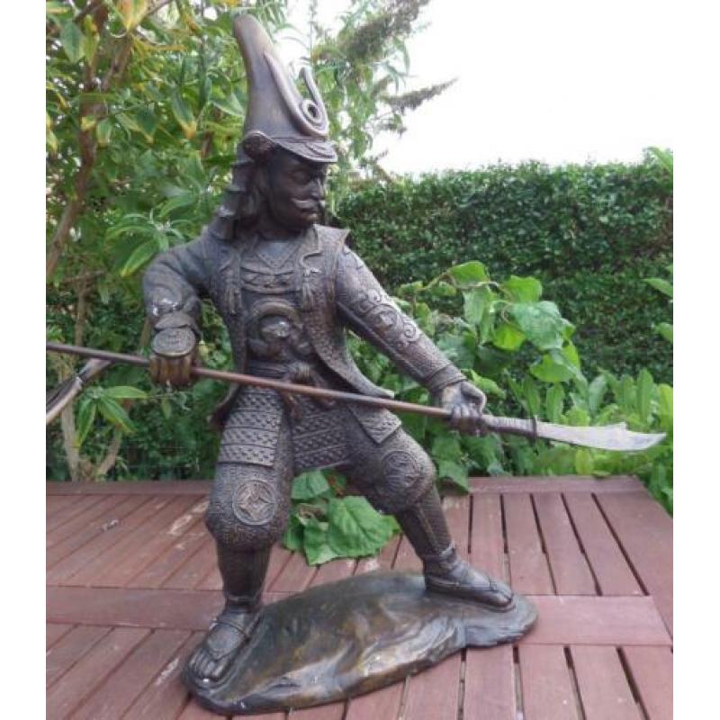 antiek Chinees beeld van strijder hoog 57 cm. brons