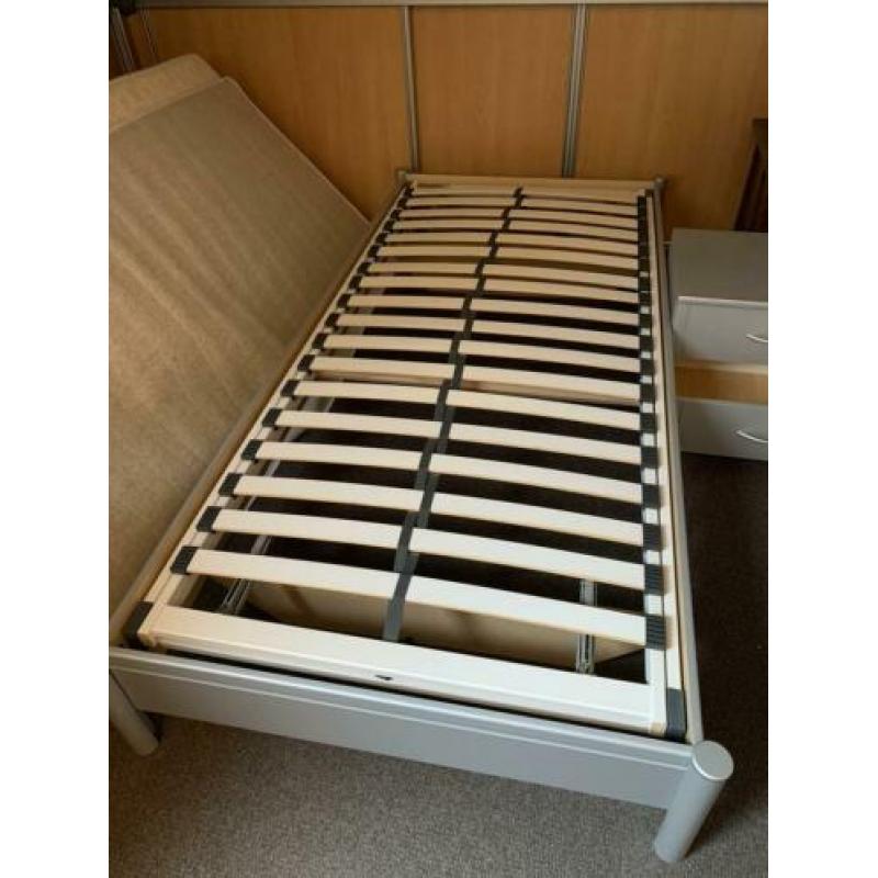 Bed met prima matras en nachtkastje