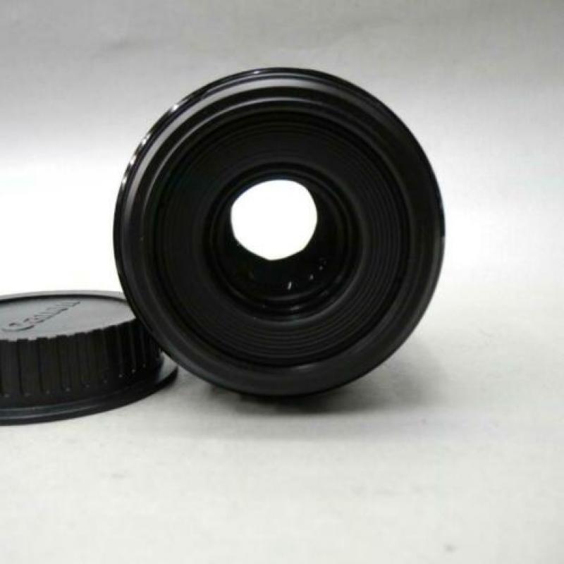 EOS met Canon 2.8/60 mm Macro