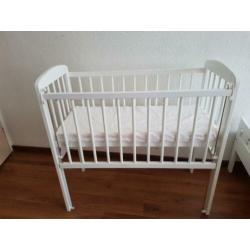 Babywieg met verstelbare zijkant