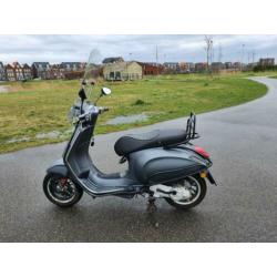 Vespa sprint mat grijs