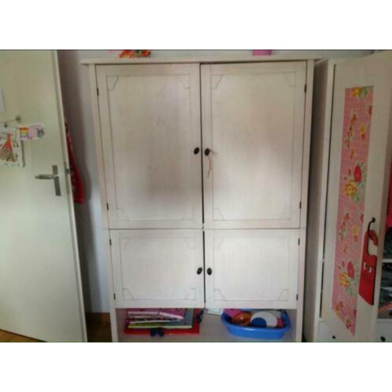 2 mooie white wash kleding kasten.
