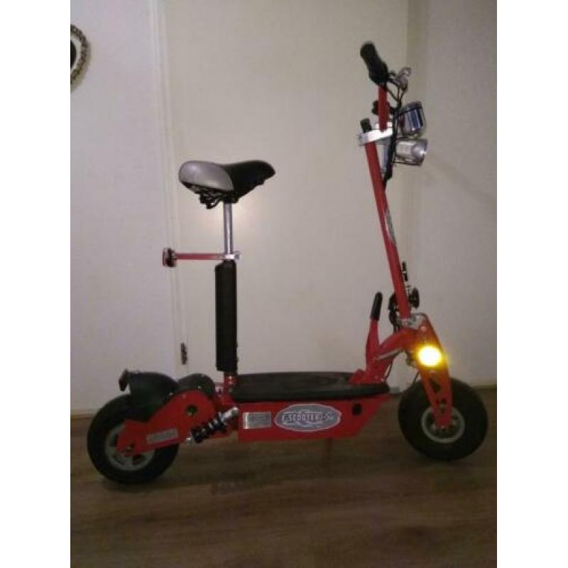 Verschillende soorten elektrische steps te koop.