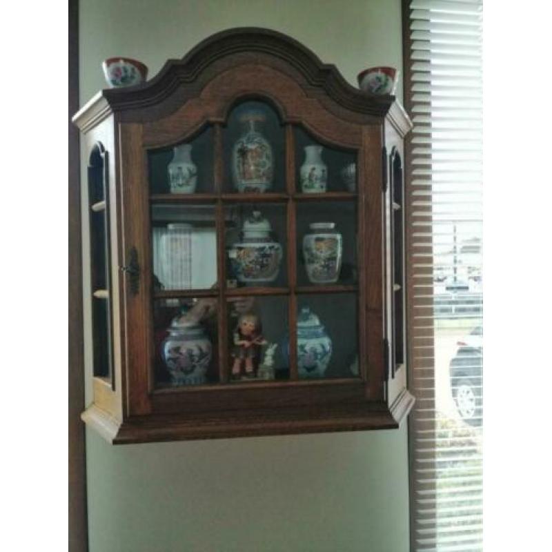 Vitrine kastje, met inhoud.