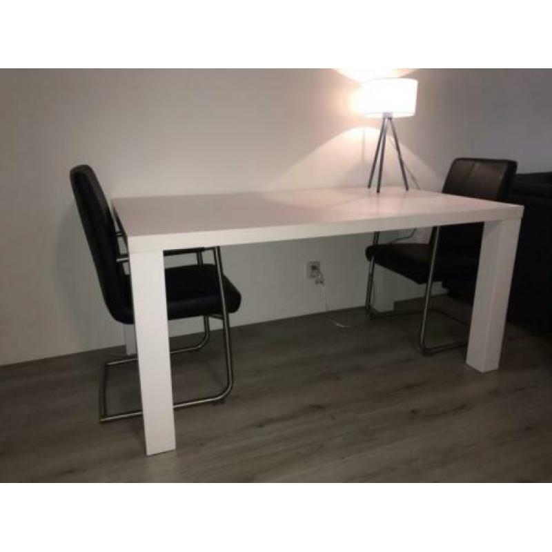 Tafel + stoelen + lamp