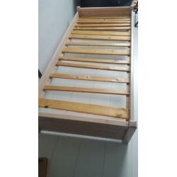 Houten 1 persoons bed