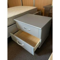 Bed met prima matras en nachtkastje