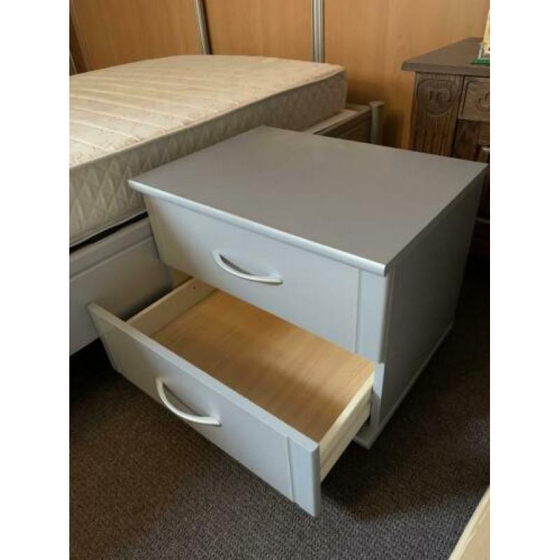 Bed met prima matras en nachtkastje
