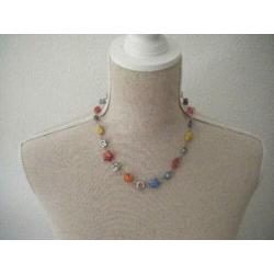 Vrolijk gekleurde ketting en armband met ingebonden kralen