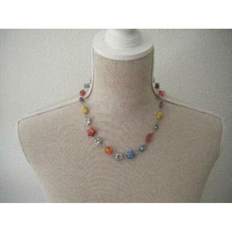 Vrolijk gekleurde ketting en armband met ingebonden kralen