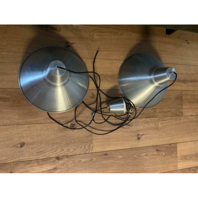 2 industriële hanglampen van Ikea