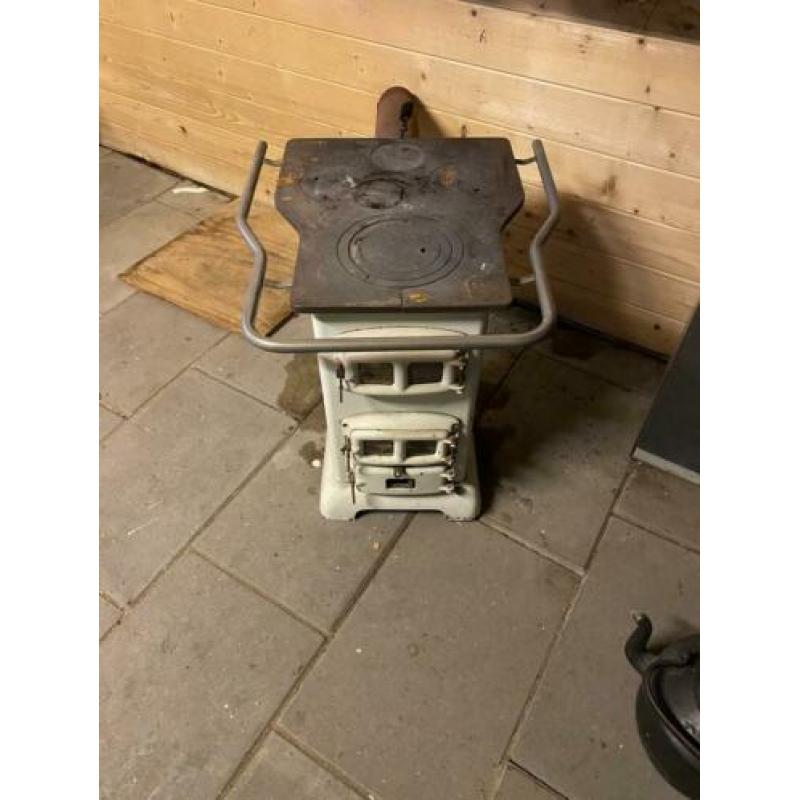 Antieke kachel te koop met buizen en theepot