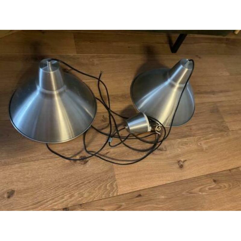 2 industriële hanglampen van Ikea