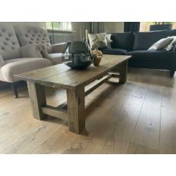 Prachtig landelijke salontafel van eiken hout, als nieuw!