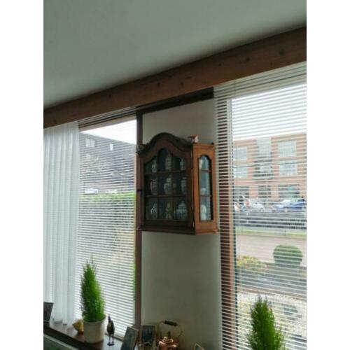 Vitrine kastje, met inhoud.