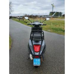 Vespa sprint mat grijs