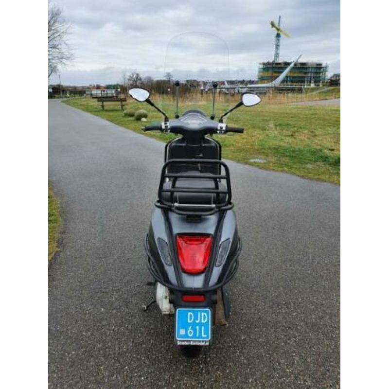 Vespa sprint mat grijs