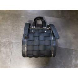 Multifunctionele tas gemaakt van gerecyclede autobanden