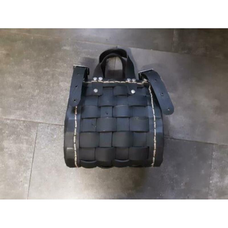 Multifunctionele tas gemaakt van gerecyclede autobanden