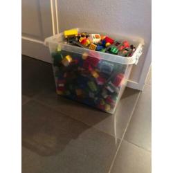 Een kist vol Duplo alles wat er op de foto’s staat zit er in