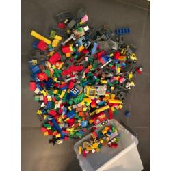 Een kist vol Duplo alles wat er op de foto’s staat zit er in