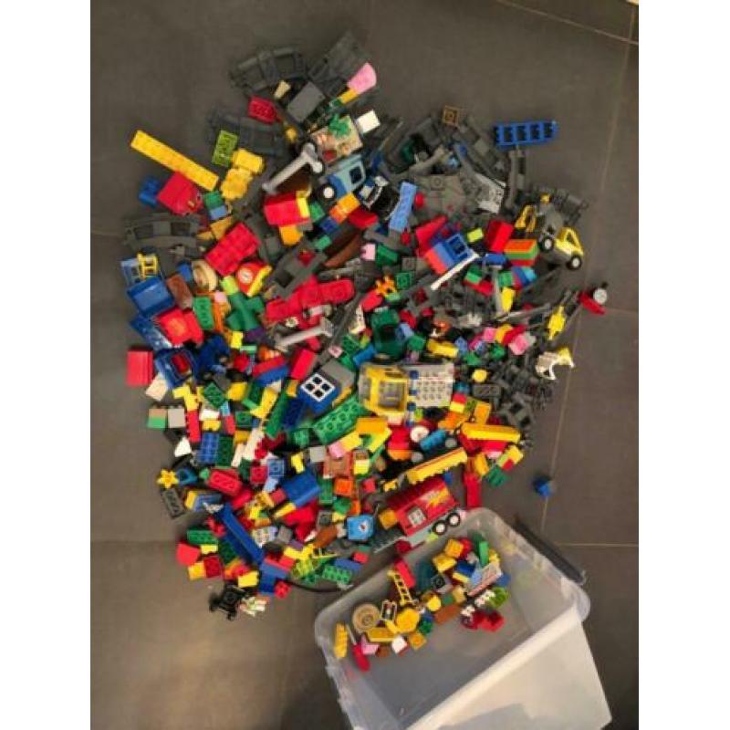 Een kist vol Duplo alles wat er op de foto’s staat zit er in