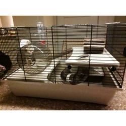 Hamsterkooi met veel assecoires