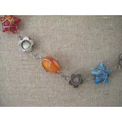 Vrolijk gekleurde ketting en armband met ingebonden kralen