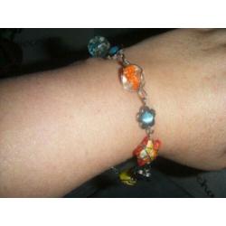 Vrolijk gekleurde ketting en armband met ingebonden kralen