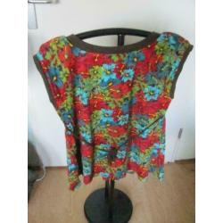 Korte mouwen bloemetjes shirtje maat XXL zeer practig..
