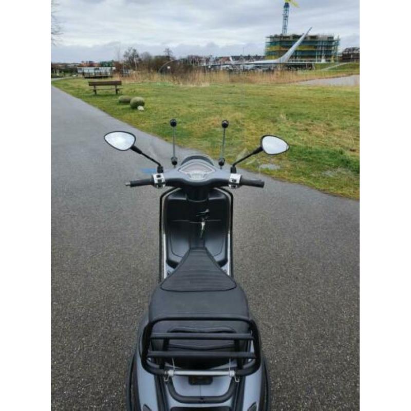Vespa sprint mat grijs