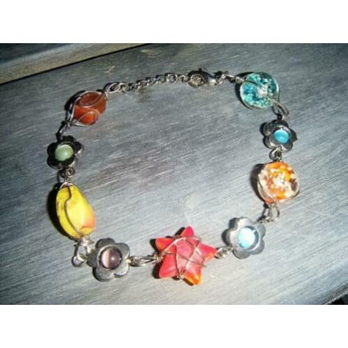 Vrolijk gekleurde ketting en armband met ingebonden kralen