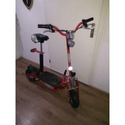 Verschillende soorten elektrische steps te koop.