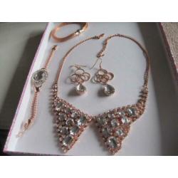 ketting,oorbellen,2 armbanden rose/goud kleur