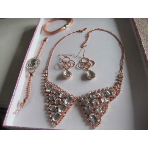 ketting,oorbellen,2 armbanden rose/goud kleur